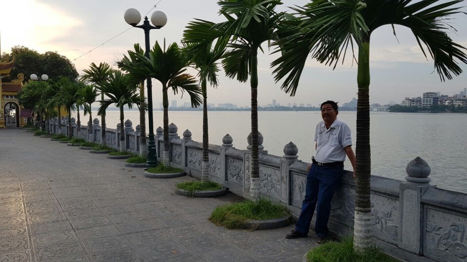 Ta với trời bơ vơ.