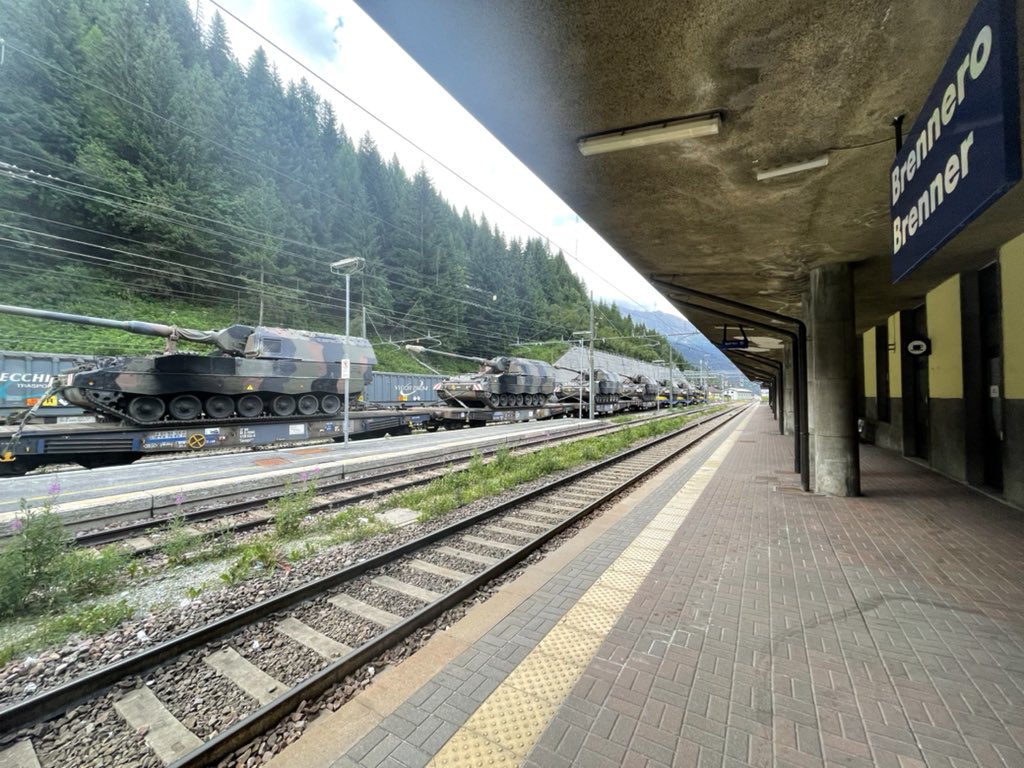 HQARRC's tweet photo. Getting the chess pieces in place - #dynamicfront22.

US artillery units position at Hohenfels range; Italian self-propelled howitzers are conveyed to the 'battle' on trains and #NATO's multi-national field artillery brigade HQ is up-and-running.

Ready for action.

#WeAreNato https://t.co/GcaZpYTdHW