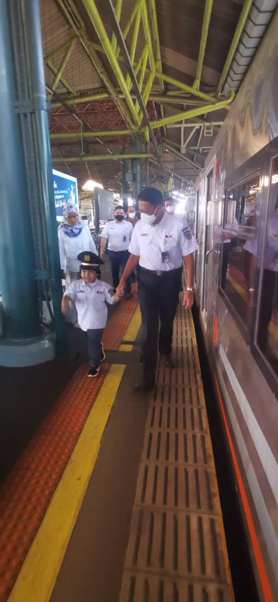 Semoga adik Qilam dan anak-anak lain yang mencintai kereta api terus sehat dan bahagia.

Terimakasih Pak Dirut <a href="/mas_didiek/">Didiek Hartantyo</a> - kebaikan hati dan visimu akan membuat penumpang kereta api bahagia kedepannya.. 

📸 <a href="/Rismania/">Rismania</a>