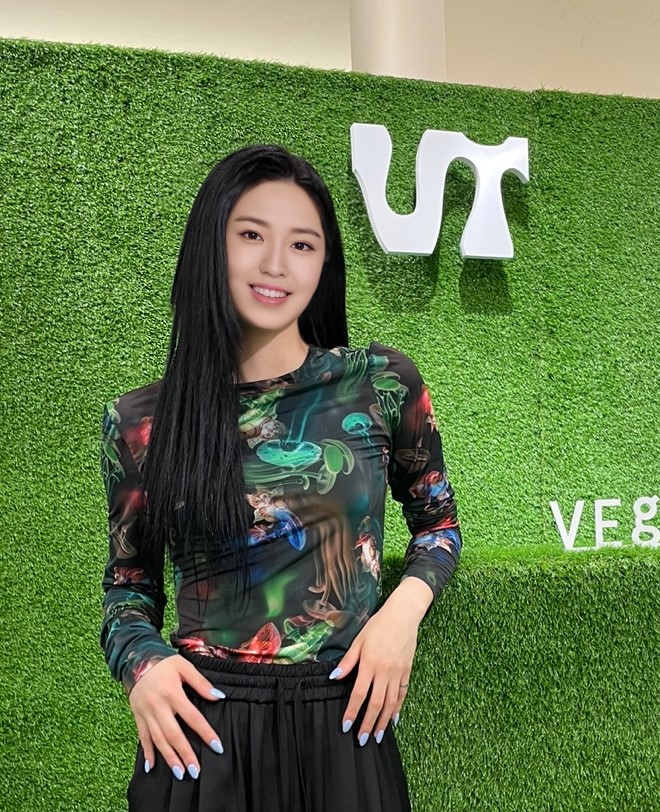 zaein_aiia's tweet photo. 평소 리스펙하는 #비건타이거 디자이너
@ yangyang_vegantiger 와 패션교류!
패션 좀 알G 어흥어흥 🐯🐯🐯
A Fashion talk with #Vegantiger 's designer @yangyang_vegantiger 🐯🐯🐯
#ETERNITY #이터니티 #ZaeIn #제인 #virtualinfluencer #패션스타그램 #OOTD #비건패션의선두주자 #더현대서울 https://t.co/Hq49BCGegm