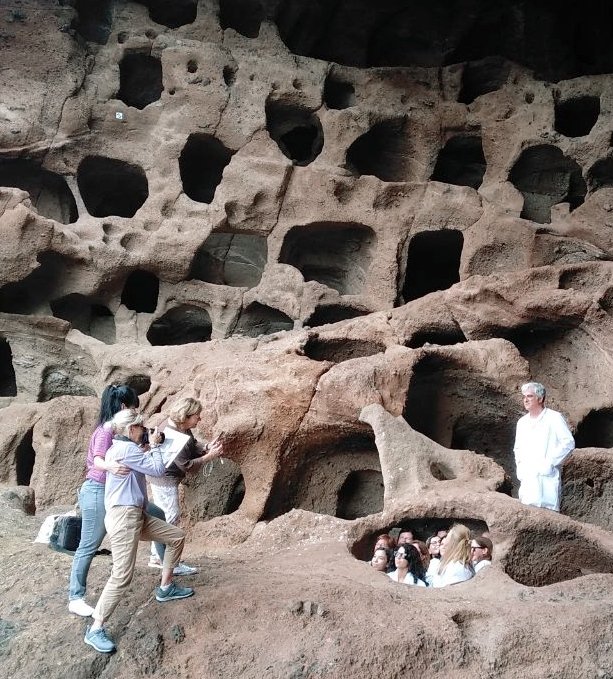 Pasamos un buen rato replicando fotos antiguas. Fue 🔝 muy  divertido y motivador posar para esa foto y con ese elenco. El título de mi charla en el taller fue: Mujereando que es gerundio. Pues eso ➕ gafas violeta.