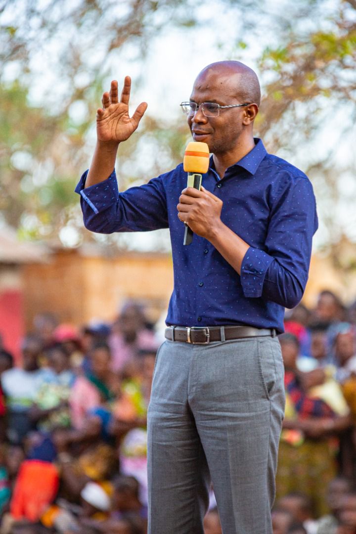babalao__'s tweet photo. Akiwa Bulela Geita Waziri Makamba Amewahakikishia Wananchi kuwa wataunganishiwa umeme kwa Elfu 27,000 tu. 

Pesa Zipo, Vifaa Vipo, amemtaka mkandarasi ahakikishe wananchi wawe wameuganishiwa umeme kabla ya Christmas ya mwaka huu. https://t.co/pe38z5v6YZ