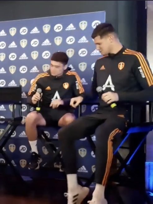 Father &amp; son 🤣 <a href="/MeslierIllan/">Illan Meslier</a> <a href="/Daniel_James_97/">Daniel James</a> #LUFC