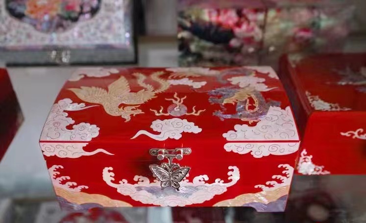 VisitQingdao's tweet photo. Wind blowing from Qingdao|Handicrafts from Qingdao, Shandong
Something you never know about Qingdao------ Have you ever seen handicrafts carved on shells? Emerged in 1960s and based on dozens kinds of shells such as abalone shells, pearl oyster, luminous conch, etc. https://t.co/ytbV1xSCBG
