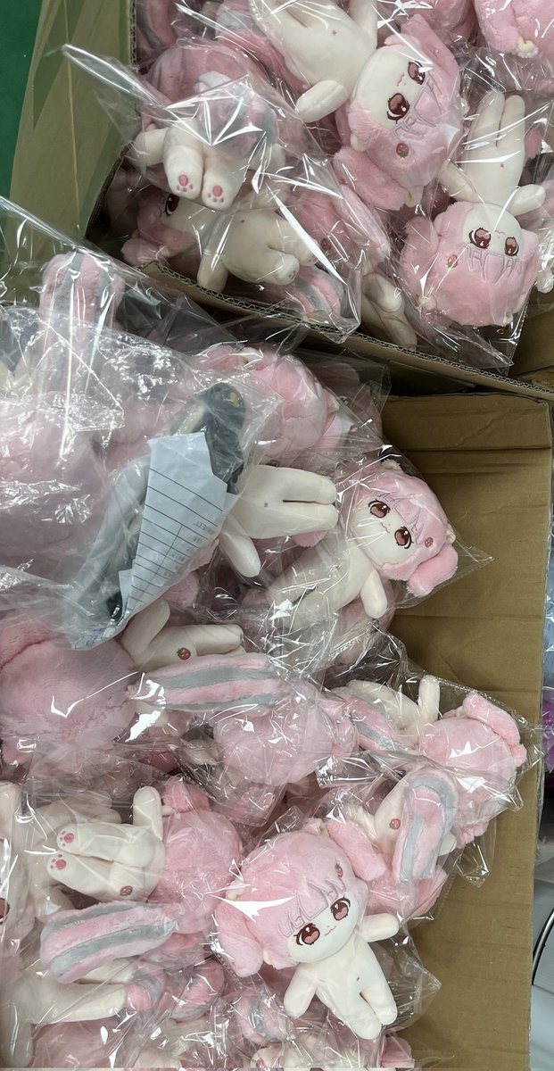 베티가 드디어 생산 완료되어 배대지로 이동중입니다🚚
오래 기다리게 해드려서 너무 죄송해요🥲
베티는 ✨️배대지 도착 후✨️ 어쩌구님께서 2차 결제를 오픈하실 예정이에요:)

그동안 기다려주셔서 너무 감사드리고 마지막 마무리까지 잘 되었으면 너무 좋겠네요🙏💕