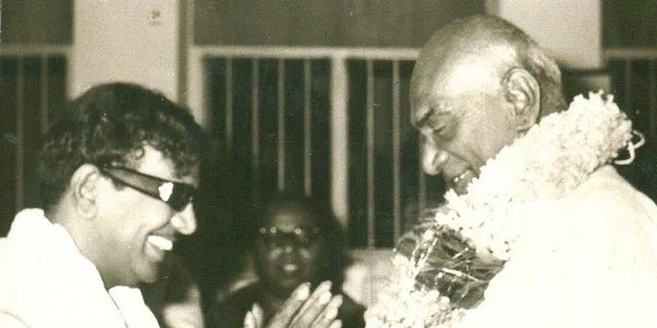 PandiyanRules's tweet photo. இடது: பல்லாயிரம் பேரை குடிக்க வைத்த தெலுங்கன். 

வலது: பல்லாயிரம் பேரை படிக்க வைத்த தமிழன். 

#Kamarajar https://t.co/rOIZcHDmQh