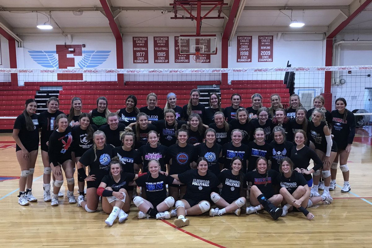 EastwoodEagleVB's tweet photo. The lady Eagles and lady Royals came together this week to get reps! Elmwood had a two week main gym closure, so it was the perfect opportunity for the two “woods” to come together and have some fun! ❤️ 💙 #ehsvolleyballx2 #NBCcommunity #girlpower https://t.co/UU4GoF0kjV