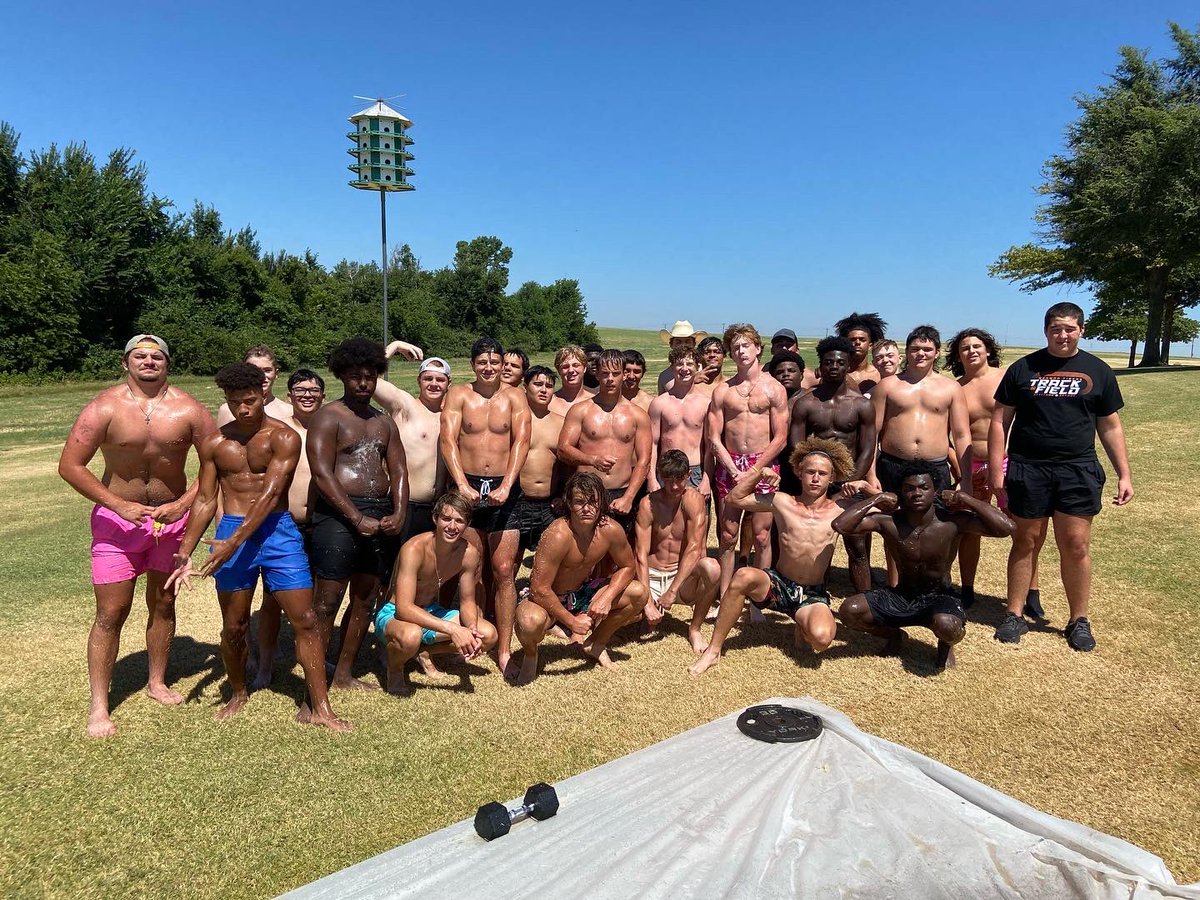 nhstigerfb's tweet photo. Great team bonding day today! Swim, food, slipβnβslide and a little hole in one! #FAMILY #pigeon #nhstigers #fighton https://t.co/2TdSerH24M