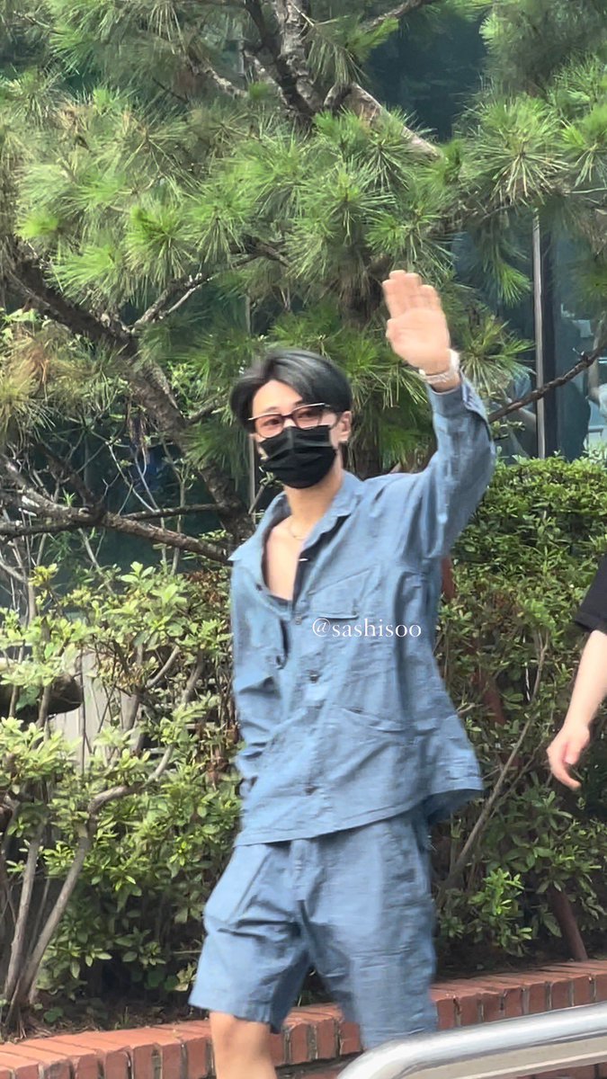 i4yjwn's tweet photo. ))??!!)!! button up pls https://t.co/p86ctnrOSx