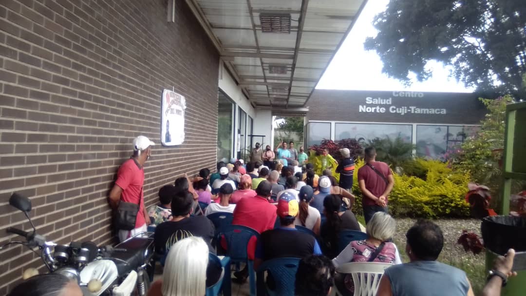 Hoy se llevó a cabo la asamblea de militantes de Playa 3 Jirajara del Cuji creando condiciones para la actualización de las vocerías del Consejo Comunal con el Plan todo somos Chavez junto a UBCH Enlace Territorial, Enlaces de Comunidad y escuela de formación.. Chávez Vive