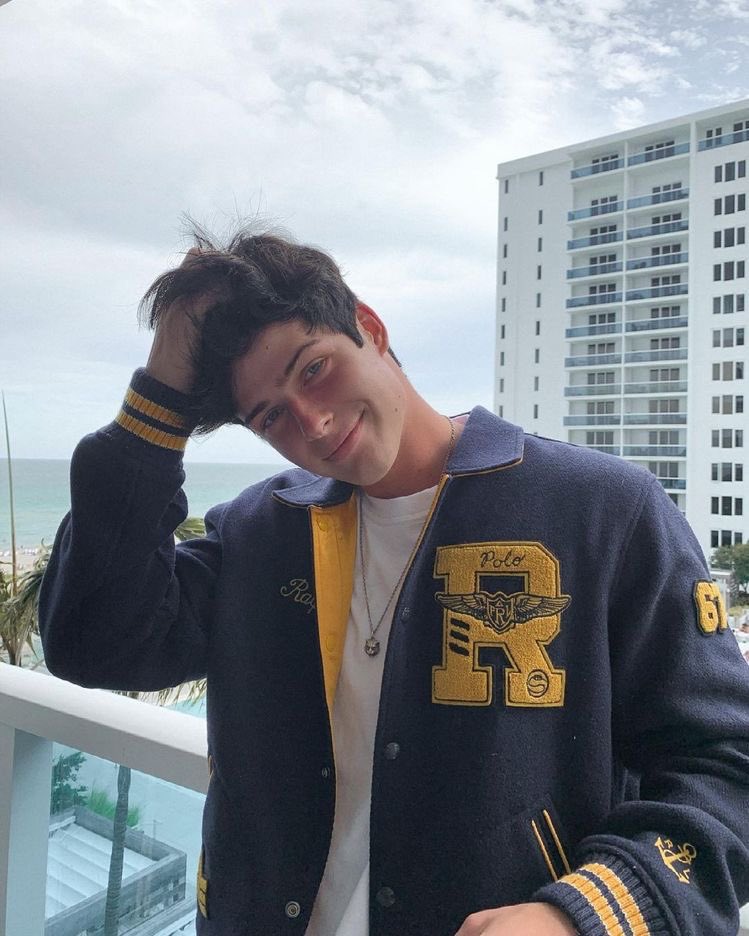 .,Oioi gnt, não sou conta nova, e sim doada, e tô precisando de amigos e família. Meu nome é John Logan, aquele de off campus, da fav pra te chamar na dm e rt pra me ajudar pfv, agradeço a todos que me ajudarem, quem quiser fazer plot de qualquer coisa chama na dm também.,