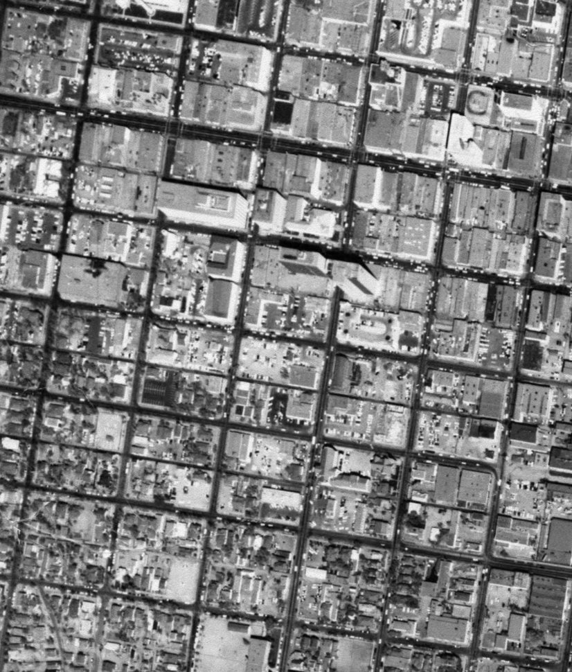 nwraae's tweet image. the 'urban renewal' phase of US city planning even sucked all the way out in the SW. So much density, knocked down for parking lots!

Downtown Albuquerque 1961 v 1996