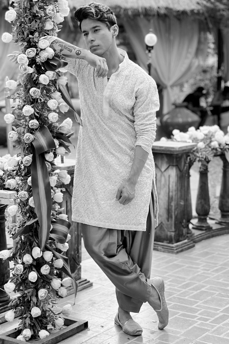 TheTeesraEye's tweet photo. Hazaaron khwahishen aisi ke har khwahish pe dam nikle,
Bahut niklay mere armaan, lekin phir bhi kam nikle 
@realsehajpal ❤️✨🧿

Good Morning ALL 🌞

#PratikSehajpal #PratikFam https://t.co/K42j9Lw1A4