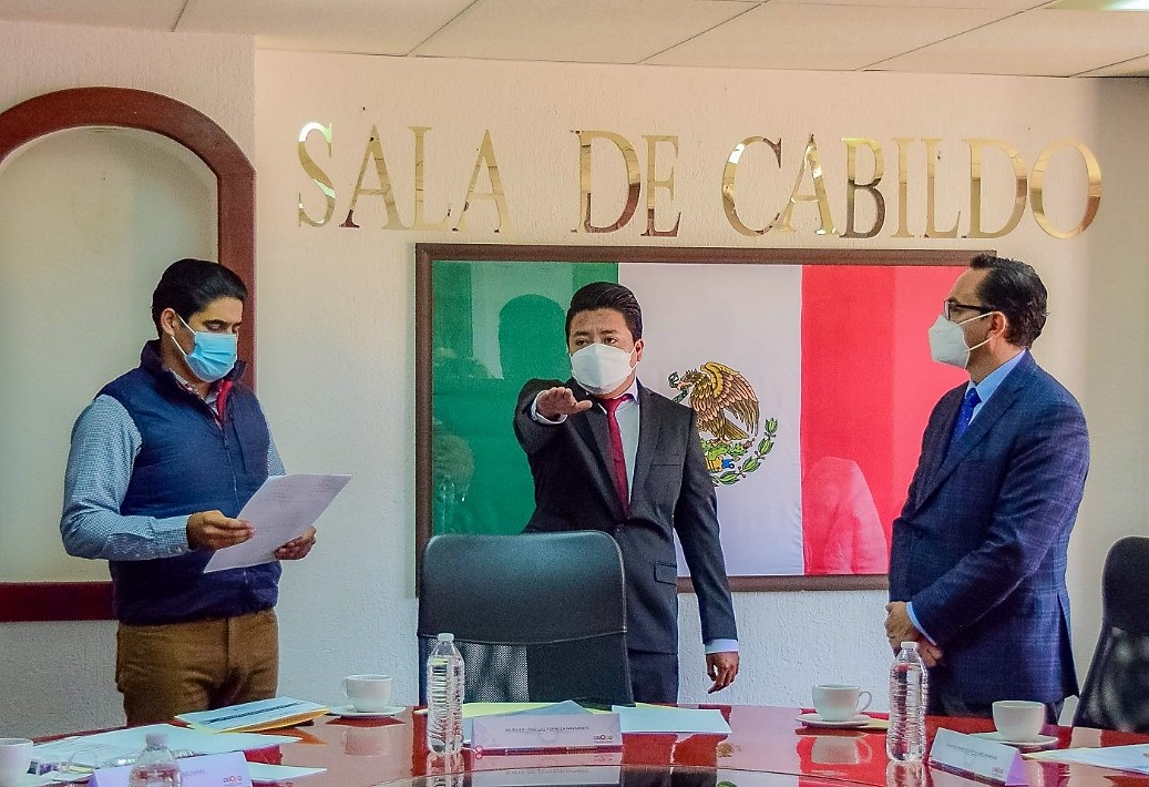 CODHEM's tweet photo. 🔵En representación de la Presidenta de la #CODHEM, @MyrnaGarciaMx, el secretario general #JesúsPonceRubio acompañó al alcalde de #Temascalcingo, @JLEspinozaN, a la toma de protesta del #DefensorMunicipal de #DDHH, Jovanny García Sóstenes.
#CasaDeLaDignidadYLasLibertades 🕊️ https://t.co/pGYJMFeCwT
