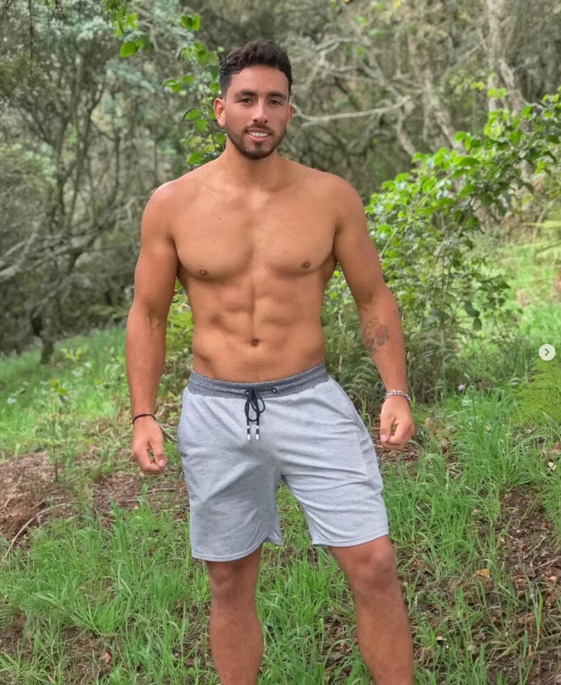 OmarPachecom_06's tweet photo. Sufrio todo el desafio, ni su madre creyó en el, siempre mantuvo una buena actitud, su nivel fue estable, sacó al mejor competidor de la edicion (Tarzan), pelio el primer lugar con CETA y llego a la final del desafio. JUANPA ERES GRANDE! #DesafioTheBox #DesafioTheBox2 https://t.co/slY3bVoXwp