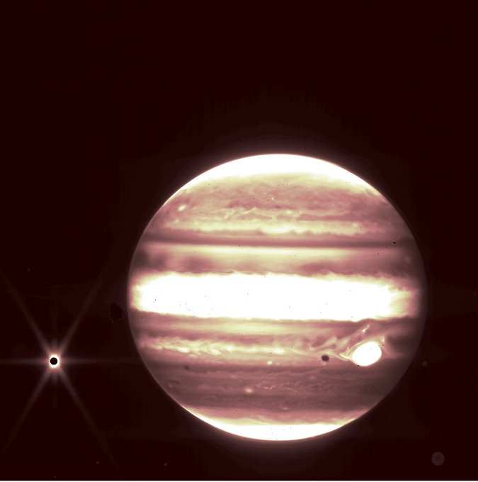 Júpiter e a lua Europa, à esquerda observado pelo telescópio espacial James Webb.

#JamesWebb  #space #astronomia #astrofísica #astrophysics #telescope #Jupiter  #moon #Europa  #astronomy #astrophotography  #Cosmos