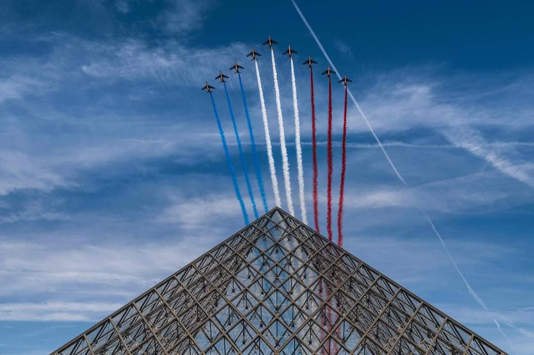 Los franceses rindiendo homenaje a la Bandera Rusa hoy día Nacional de Francia 😍🤩😆😆😆