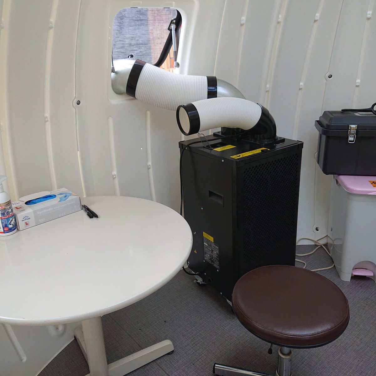 MeturboF's tweet photo. スポットクーラーをいれているが発熱対応で大量発汗し、通常の外来でエアコン下気化熱を奪われ体が急速に冷える、を１日に何十回も繰り返す。 https://t.co/WTMvr3KENg