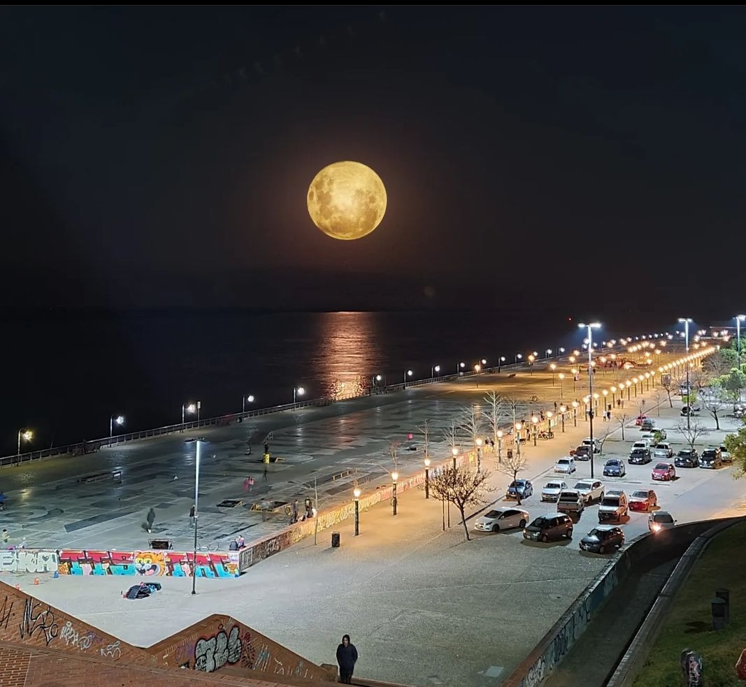 No, no es photoshop. Es la luna reflejada sobre el río Parana, así  enorme y bella. Rosario 14/7/2022