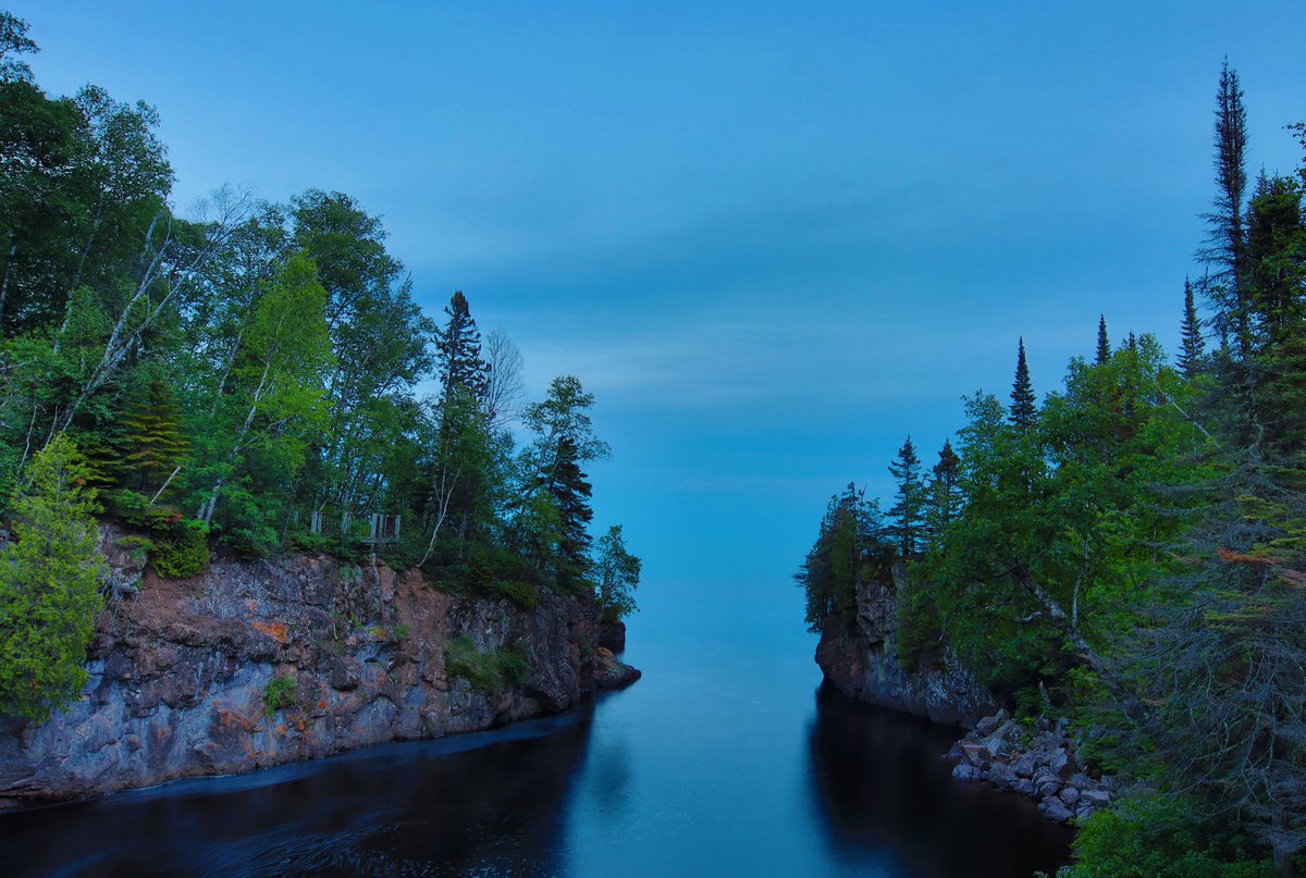 TheWildNorthTV's tweet photo. The mouth of the Temperance River, which empties into a vast blue dreamworld https://t.co/jczyS2uOKy