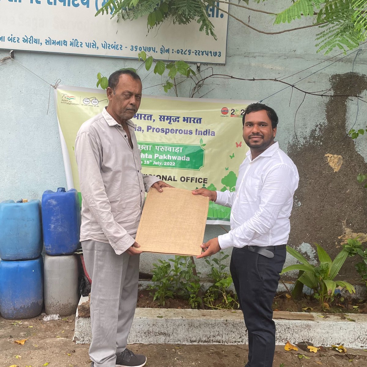 saarsar2124's tweet photo. Celebrated Swachhata Pakhawada at Shri Sagar Sarvodaya Fisheries, Porbandar on 14.07.2022.
Various activities such as tree sapling plantation, Pledge taking, distribution of jute bags, sanitary kits, face masks etc. conducted to raise awareness on Swachhata.
@IOCGujarat https://t.co/YWVlJxC6MV