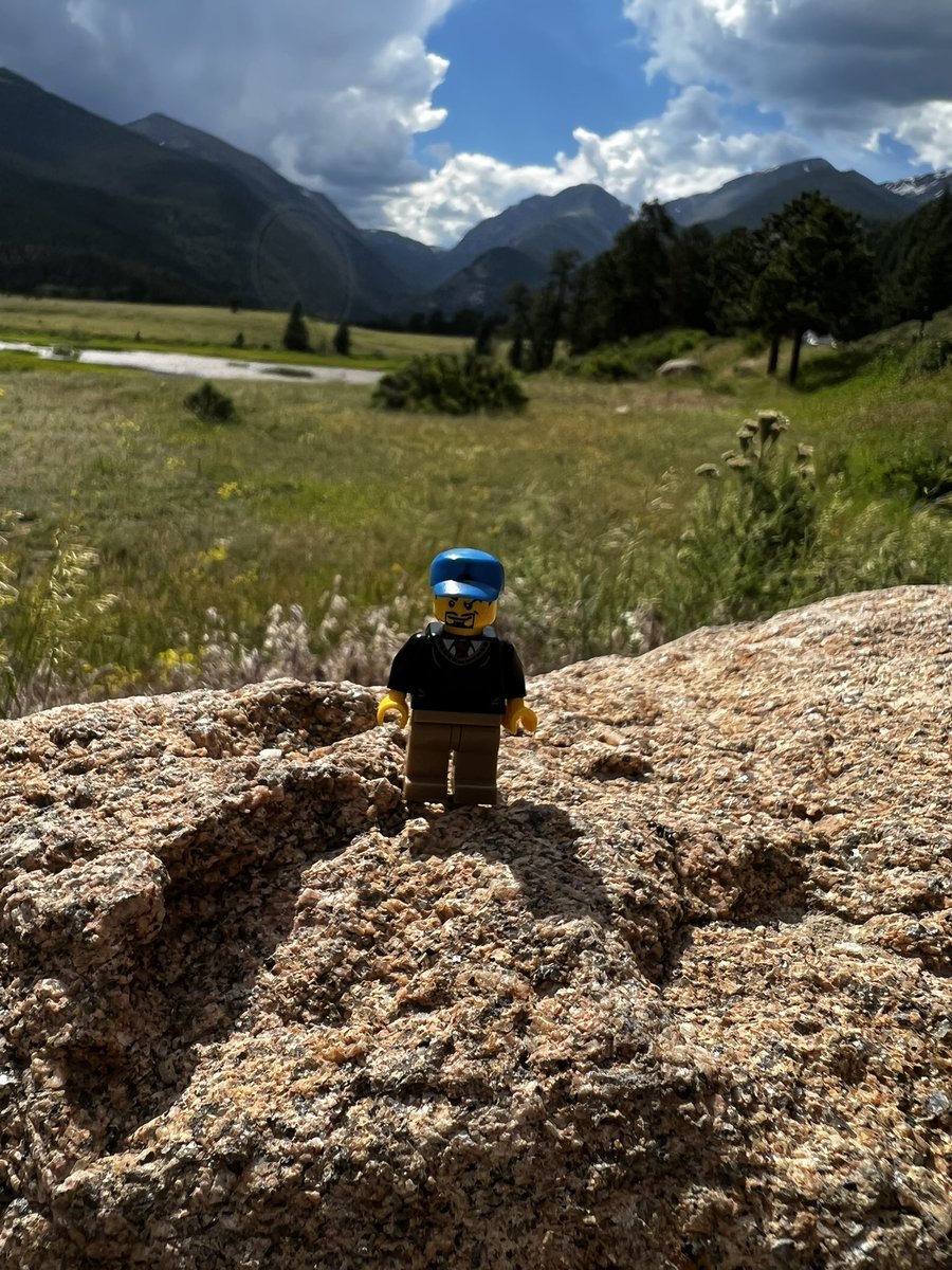 GRS_Science's tweet image. #VirtualMrSimpson enjoying finding more things you won’t see in the flatlands…classic u-shaped valleys @RockyNPS 😲…definitely not your Illinois glacial features 😉
#summersciencefun