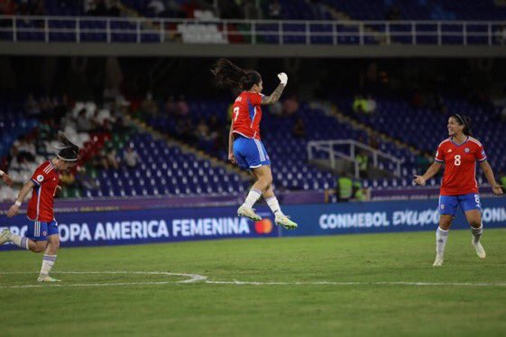 La Roja femenina enmendó el rumbo: venció por 2-1 a la selección de Ecuador, y sumó sus primeros puntos. Camila Sáez y Yenny Acuña marcaron los goles chilenos. <a href="/CONMEBOL/">CONMEBOL.com</a> #Endler fue la figura de la cancha.