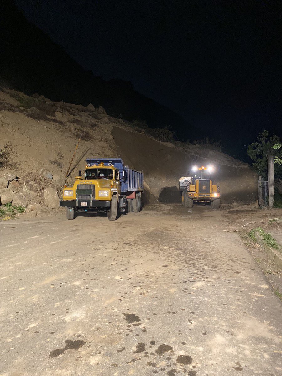 JEHYSONGUZMAN's tweet photo. A esta hora de la noche, ahora con el segundo turno de trabajo y los dos frentes activos, seguimos avanzando en las labores de recuperación de la vialidad de la cuesta del Chama. ¡Juntos en un solo equipo por amor a Mérida! https://t.co/OUAdzENUAZ