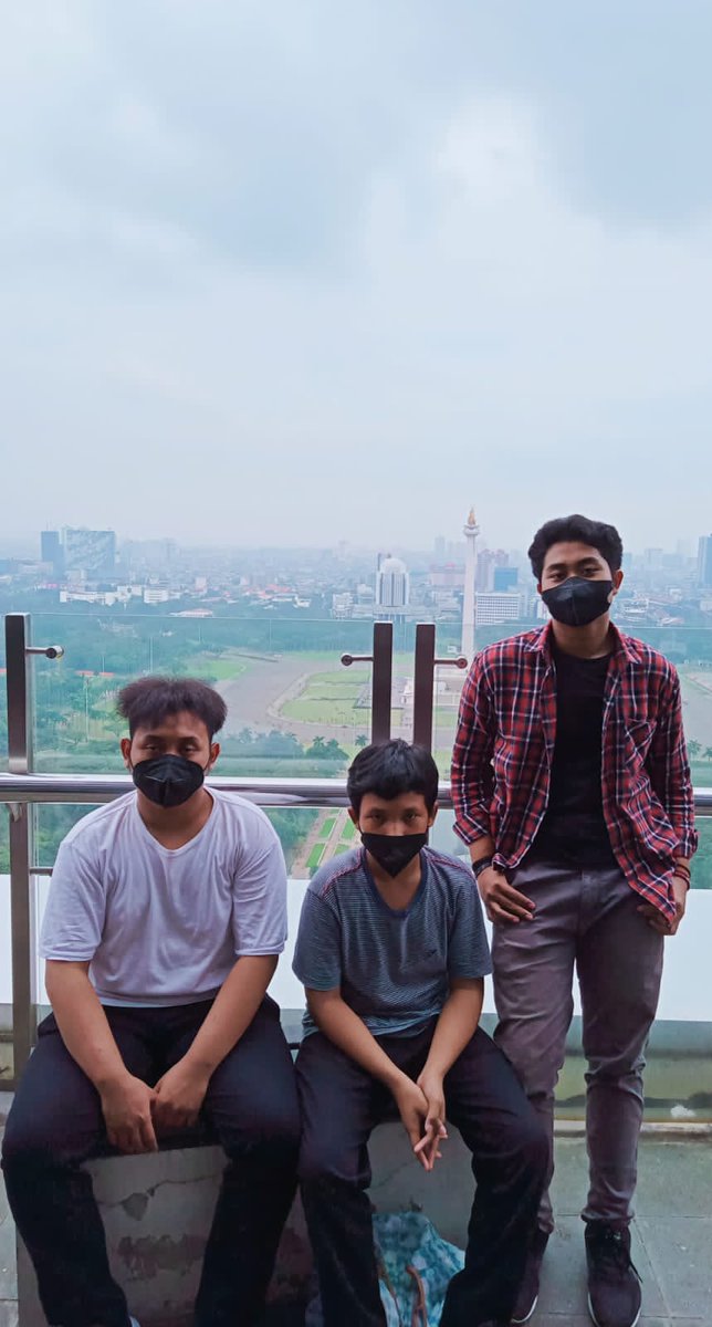 aubiin_'s tweet photo. Bersama 2 makhluk ajaib.
Jadilah kami ber-3 sekumpulan pria tolol https://t.co/LkgMAVPXcH