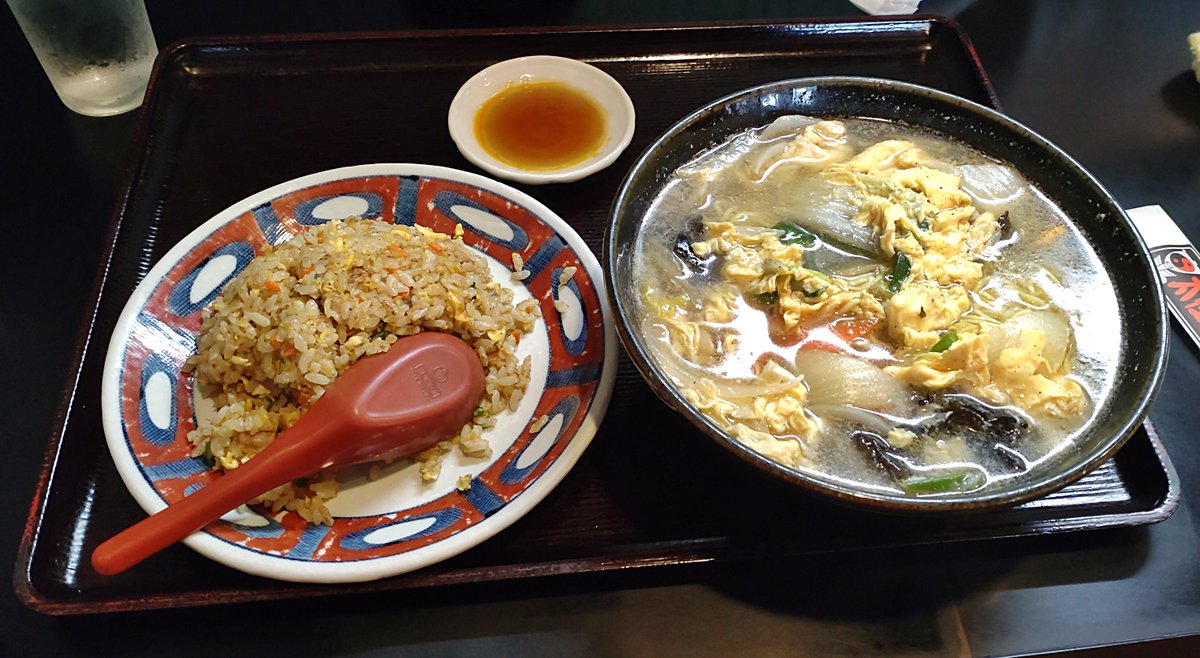 zero45oppai's tweet photo. 原チャを整備に出して、エンジン載せ替えのお願いをしてきまして。

帰りはいつもの太極船さんで五目ラーメンの焼き飯(小)セット+餃子。

コク深いスープに細麺が合う、んでやたらと具が多いw、凄いです。

餃子はしっとり系だけど、ガッツリ肉々しさが凄いという不思議食感。

ごちそうさまでした。 https://t.co/yPpJTRzLBa