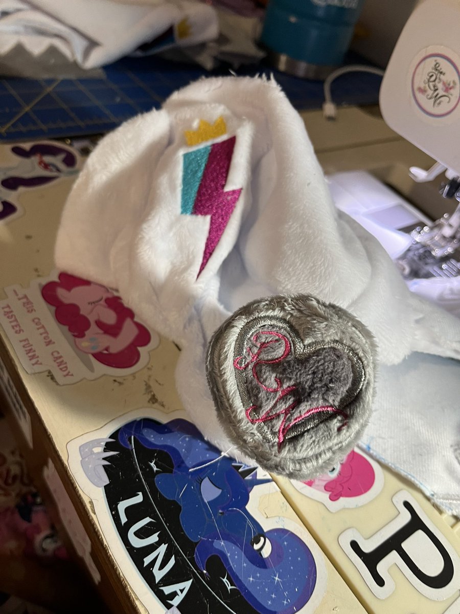 rubiowolf's tweet photo. Bonus pic of signature hoof!
#brony #mlpg5 #mlpgen5 #constockprep https://t.co/9Wo8FSiuDL