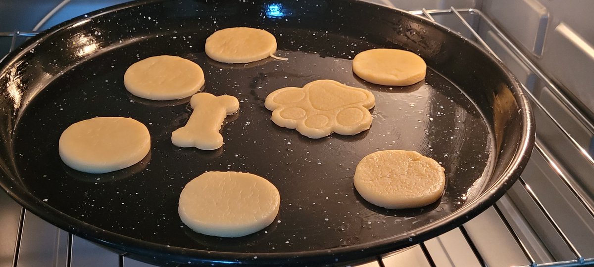 Lkx9_'s tweet photo. Le puse toda la manteca y no me rescaté de que tenía que ponerle a la fuente pero le puse aceite https://t.co/liVwmYElgg
