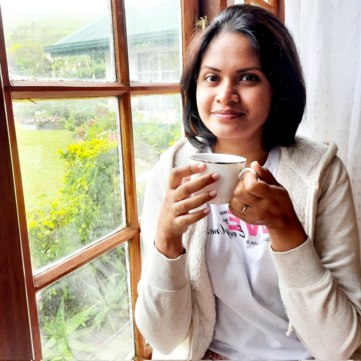 HappinessMuseLK's tweet photo. Good morning!
සීතල වෙලාවට උණුසුම් තේ කෝප්පයක් වගේ ගතත් සිතත් පුබුදන දේ අහන්න ලැබෙන දවසක් වෙවා!
#lka #GoHomeGota #GoHomeRanil #goodmorning #goodday https://t.co/4KhcOrXyts