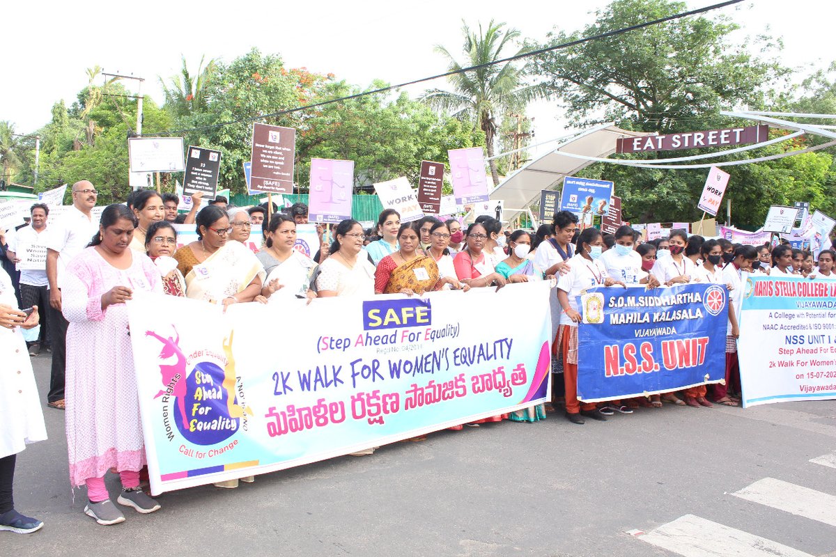 VjaCityPolice's tweet photo. On 15.07.2022, Sri Vishal Gunni IPS, DCP(L&O-East) flagged off 2K Walk awareness rally conducted by Safe ( Step Ahead For Equality) Organisation from IGMC Stadium to PB Siddhartha College to create awareness among public on Women's Equality.
#2K #2Kwalk #awareness https://t.co/09mRKkFaKr