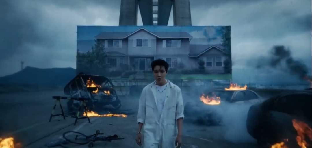 tkqtty's tweet photo. BIGHIT REALLY SAID "NO TO GREEN SCREEN" https://t.co/47ObqiMOoj
