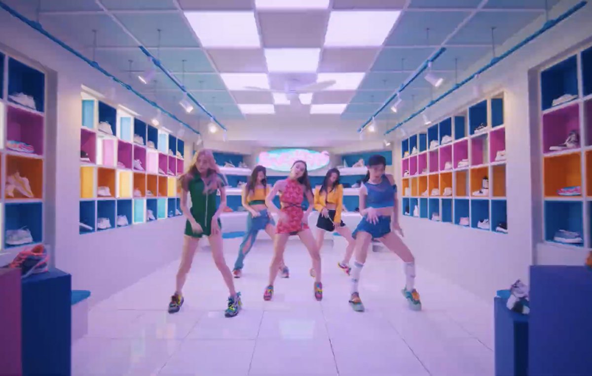 itztimi_'s tweet photo. THE 4TH GEN QUEENS SLAYED !!

ITZY SNEAKERS OUT NOW
#CHECKMATE_GAME_OVER
#있지_스니커즈_가보자고
#ITZY_SNEAKERS @ITZYofficial https://t.co/T0YYHJuJa2
