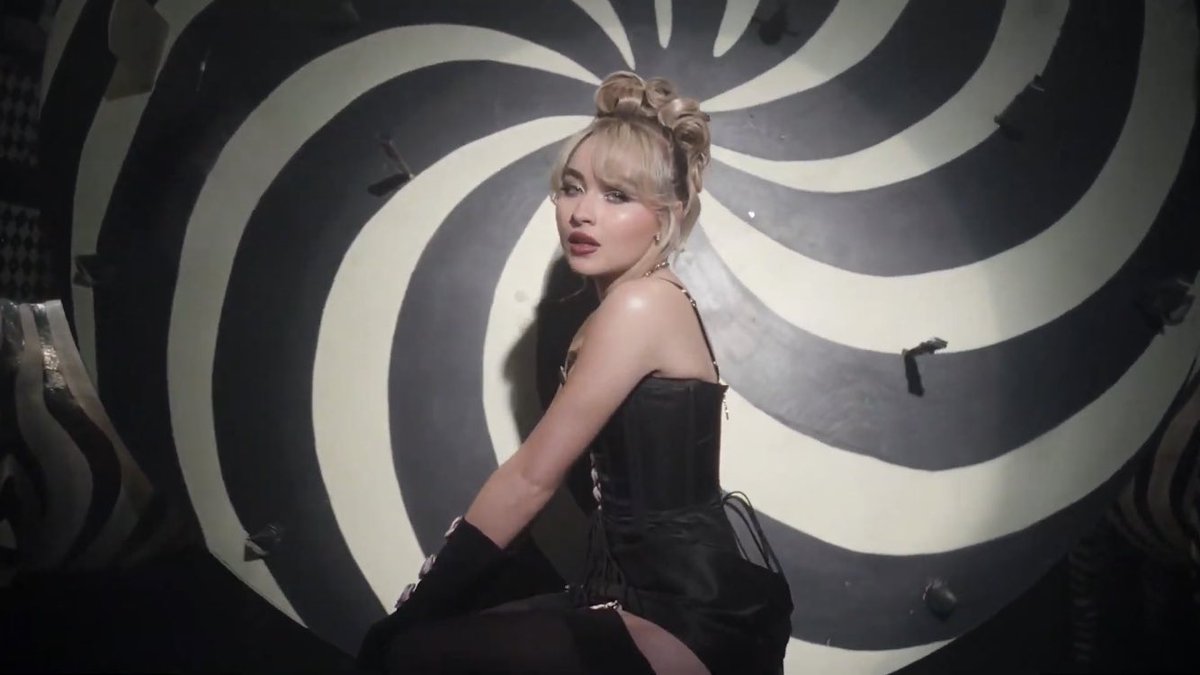 sabsversion's tweet photo. sabrina carpenter everyone https://t.co/Ju3DDPxxEU