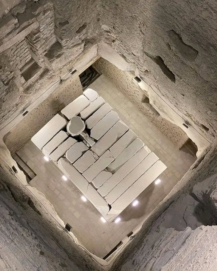 تابوت الملك " زوسر " ( الدولة القديمة )عصر بناه الاهرام
تحت الهرم المدرج في بير ،يصل حوالي 30متر 
وفي آخره يوجد تابوت الملك زوسر  
وزن التابوت 170 طن ،
وهو واحد من أكبر التوابيت الحجرية في تاريخ مصر ،
إن مكنش أكبرهم علي الإطلاق.