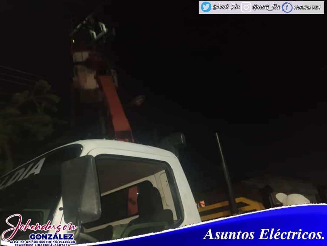 Noti_Fla's tweet photo. #Noti_Fla 📰🗞 📢 | Viernes 15/07 El aguerrido equipo del Alcalde @JohendersonMrt, sigue generando soluciones a las problemáticas que se presentan en las comunidades del Municipio #FLA, #AlMomento la Dirección de Asuntos Eléctricos se encuentra desplegado...

#MedicinaSocial https://t.co/RE1ygl9L57