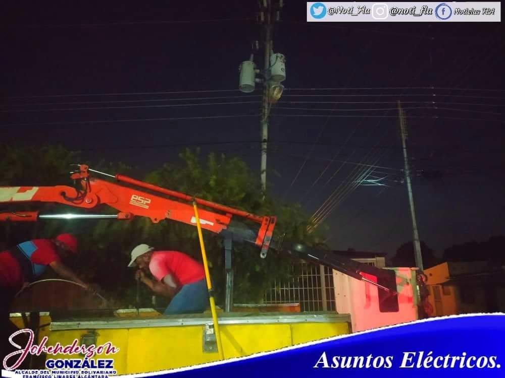Noti_Fla's tweet photo. #Noti_Fla 📰🗞 📢 | Viernes 15/07 El aguerrido equipo del Alcalde @JohendersonMrt, sigue generando soluciones a las problemáticas que se presentan en las comunidades del Municipio #FLA, #AlMomento la Dirección de Asuntos Eléctricos se encuentra desplegado...

#MedicinaSocial https://t.co/RE1ygl9L57