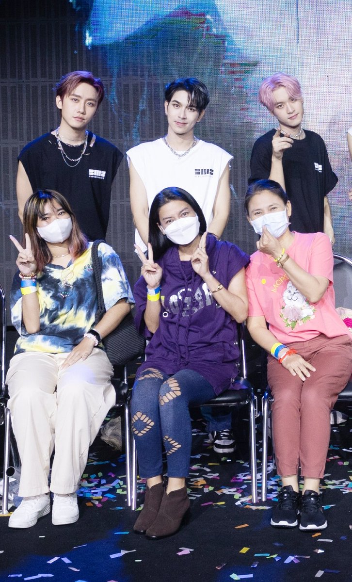 Phatchar_10's tweet photo. คิดไว้แล้ว...คิดเลือกไม่ผิดจริง ๆ อ่ะ
คิดไว้ก็คือว่า...จะถ่ายรูปกับใคร
คืออยากได้...ถ่ายรูปกับคนนั้นแล้วอ่ะ
ใครคนที่คิดก็คือ..."ทอมมี่" 🤟❤🤟
ขอบคุณ...คำกล่าวของ "จิมมี่" 🙏🏾🙏🏾
#tommysittichok #bemyboyfriends2 #BEMYBOYFRIENDS2CONCERT https://t.co/wmAHaCF0FM