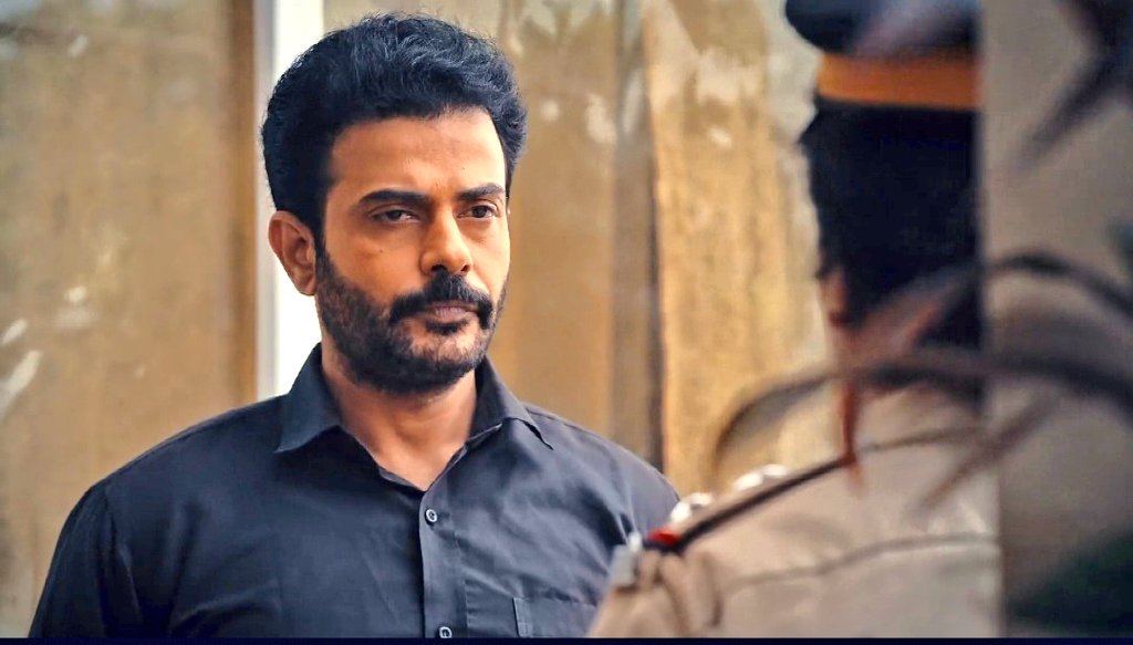 Witty_Alisha's tweet photo. Just have a look at his hairstyle and beard it's matching..

He is one of the team member working with Yash. 
😈

Yehi hai masked man (karma) 
#Aashiqana #AashiqanaOnHotstar https://t.co/LL6otlho7N