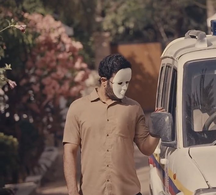 Witty_Alisha's tweet photo. Just have a look at his hairstyle and beard it's matching..

He is one of the team member working with Yash. 
😈

Yehi hai masked man (karma) 
#Aashiqana #AashiqanaOnHotstar https://t.co/LL6otlho7N