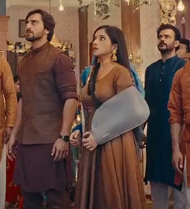 Witty_Alisha's tweet photo. Just have a look at his hairstyle and beard it's matching..

He is one of the team member working with Yash. 
😈

Yehi hai masked man (karma) 
#Aashiqana #AashiqanaOnHotstar https://t.co/LL6otlho7N