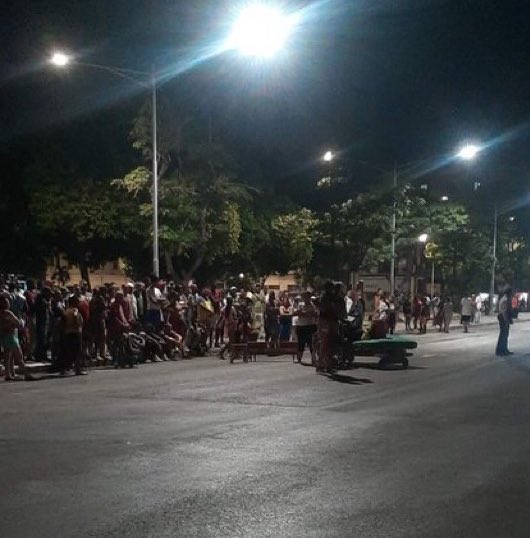 agusantonetti's tweet photo. Un gran número de madres cubanas se manifiestan frente a la sede del régimen en Centro Habana. Ya son dos ciudades en Cuba en donde se reportan protestas a estas horas de la noche. Se repite el mes de Julio. https://t.co/O4UZiCfEB9
