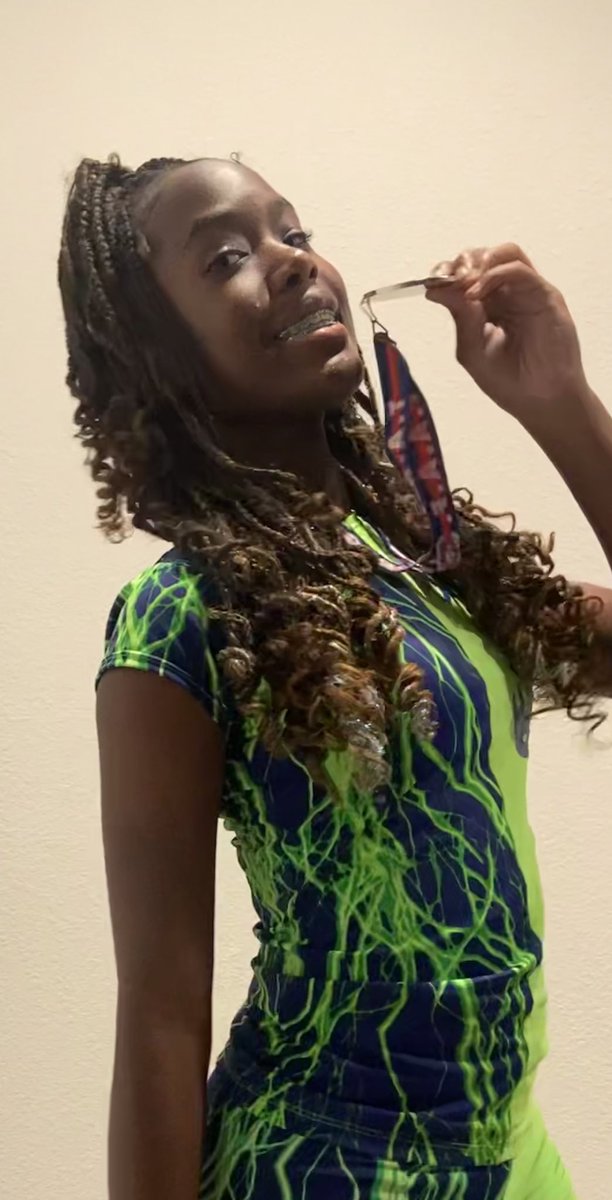 leejayniah's tweet photo. Started summer track superr late but the IBTT BLAZERS took me under their wing and I had the opportunity to run the 4x1 and 400. Would be posing with a medal in the 400 if I wasn’t out of shape. Excited to continue running with them till my legs give out💚💙! https://t.co/JEkAQjaisM