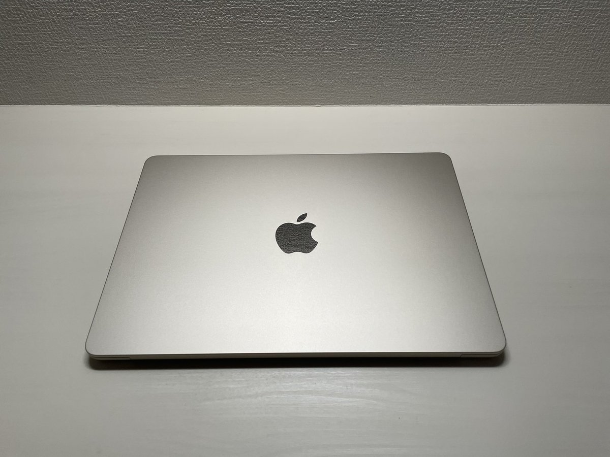 M2のMacBook Airのスターライトを入手しました。予約では3〜4週間