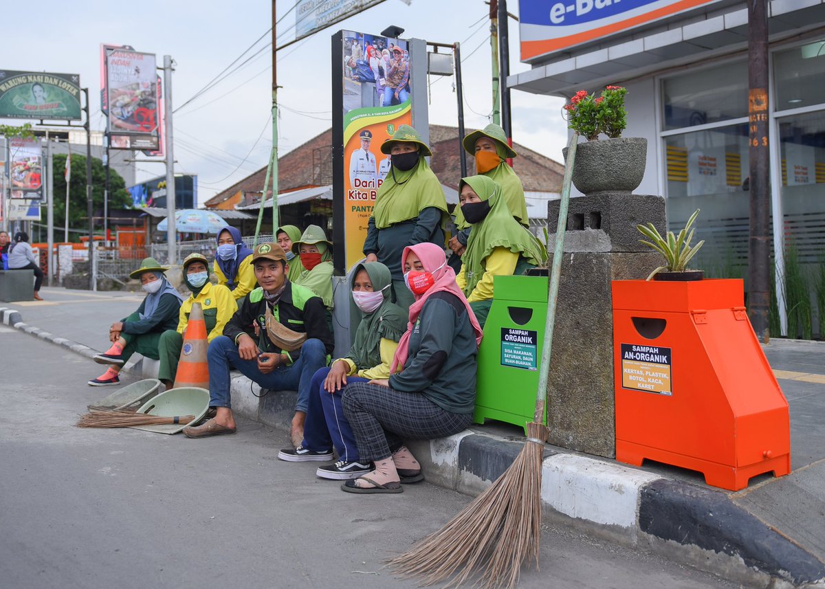 agusrustiawandi's tweet photo. Nama : Agus Rustiawandi 
Judul Foto : Pahlawan Kebersihan 
Lokasi Foto : Kota Sukabumi 
Terima kasih pahlawan kebersihan, Semoga lelahmu menjadi lillah 🥰
 
#lombaphotojaprem2022 
@biroadpimjabar @westjavagov_ 
Hayu Ngiringan @perjalanandiaz @yasmarinadewi @dedek_ajawah https://t.co/gk6tyoZO8w