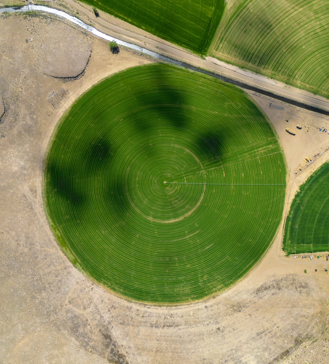 unplannedcreate's tweet photo. Shapes in the desert πΎ
Went out to take some photos of a rock formation but ended up finding these crop circles more interesting. Good reminder to always keep you eyes open for new comps. #topdownthursday https://t.co/NllZmg4II1