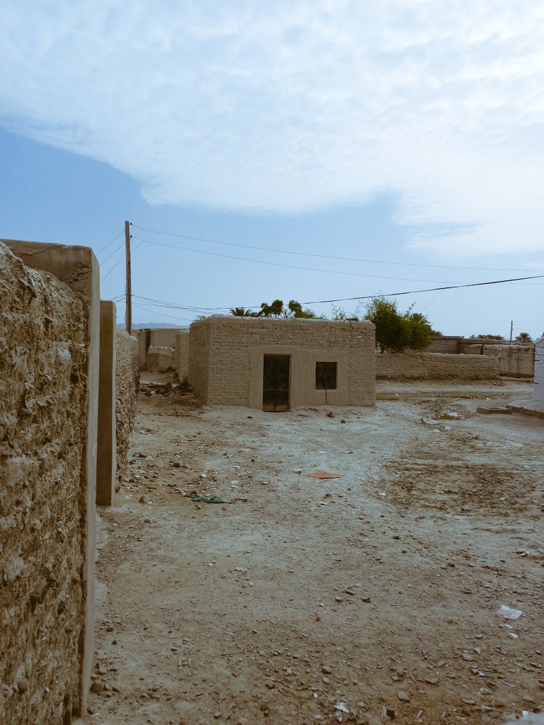 DurrainBaluch's tweet photo. پمن آزمان ءُ زمین یے دیم بدئے
دوریں راہاں مُلک ومردم گار باں

مُنیر مومن https://t.co/k9ajHhqGqM